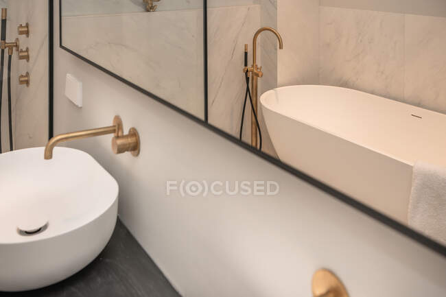 Design intérieur de luxe et belle salle de bain — Photo de stock