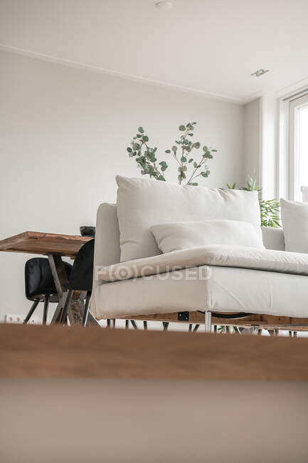 Sofá na sala de estar de luxo procurando elegância — Fotografia de Stock
