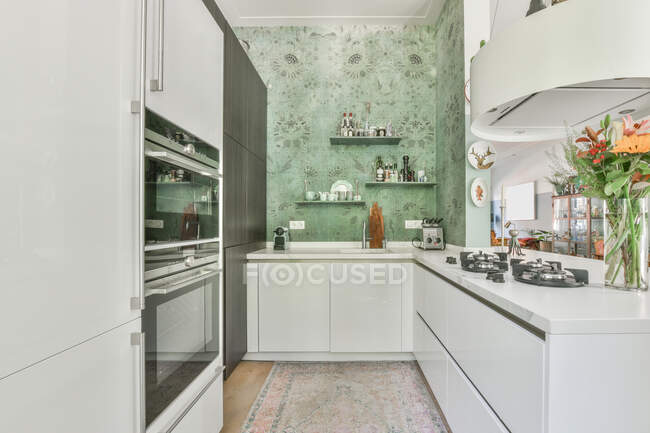 Interior de una hermosa cocina de una casa de élite - foto de stock