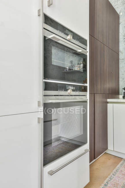 Großaufnahme eines stilvollen Backofens in einer Küche — Stockfoto
