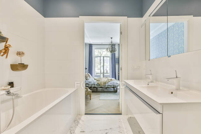 Дизайн інтер'єру красивої і елегантної ванної кімнати — стокове фото