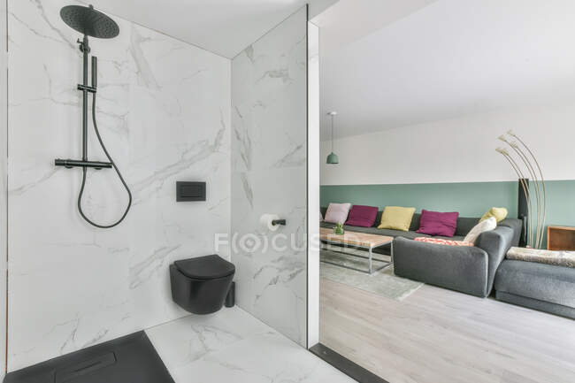 Innenarchitektur des schönen und eleganten Badezimmers — Stockfoto