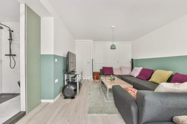 Elegantes und geräumiges Wohnzimmer mit schönen Möbeln — Stockfoto