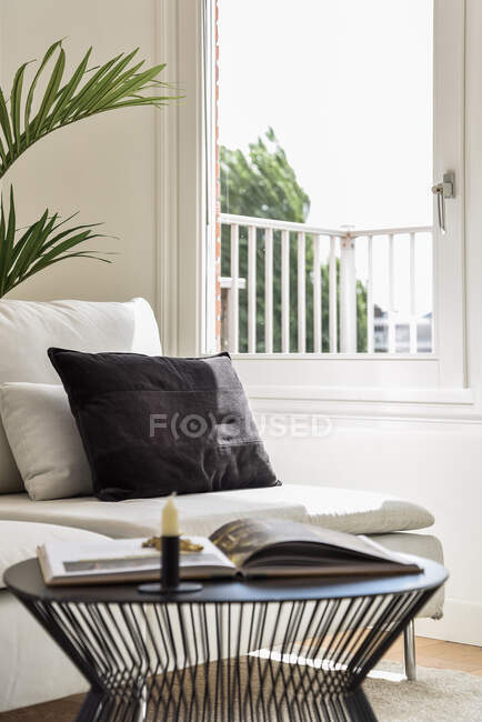 Luminoso design degli interni di un soggiorno di lusso — Foto stock