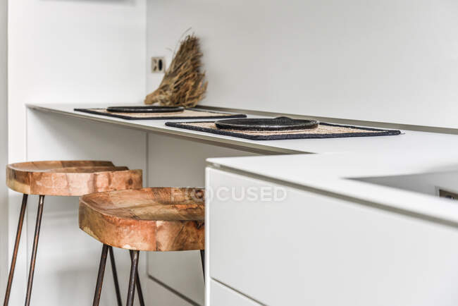 Lujo y hermoso diseño interior de la cocina en una casa moderna - foto de stock