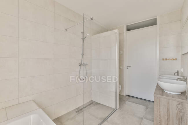 Дизайн интерьера красивой и элегантной ванной комнаты — стоковое фото