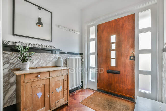Bright interior design of a luxury house entrance door — Stock Photo