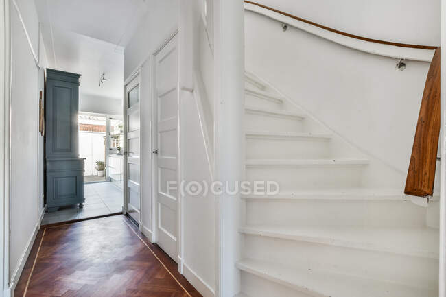 Luxury staircase hall of special design in an elegant house near staircase — Stock Photo
