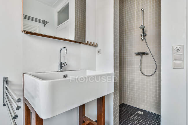 Diseño interior de lujo de un baño con paredes de mármol - foto de stock