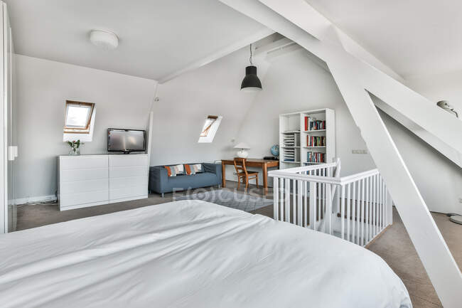 Розкішна спальня будинку в красивому дизайні — стокове фото