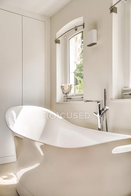 Интерьер красивой и элегантной ванной комнаты с ванной — стоковое фото