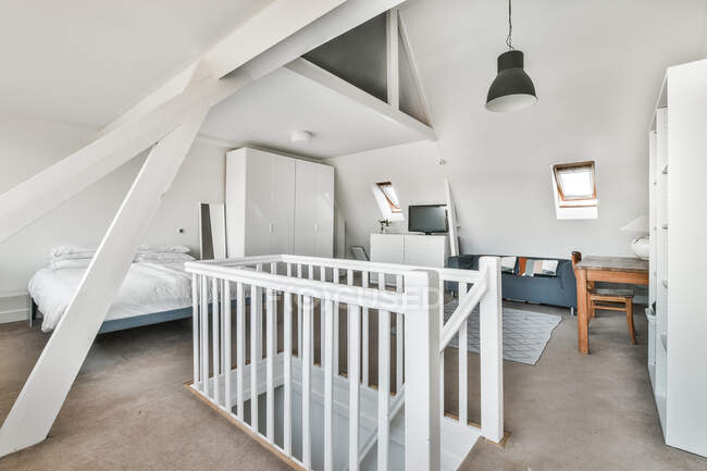 Роскошная спальня дома в красивом дизайне — стоковое фото