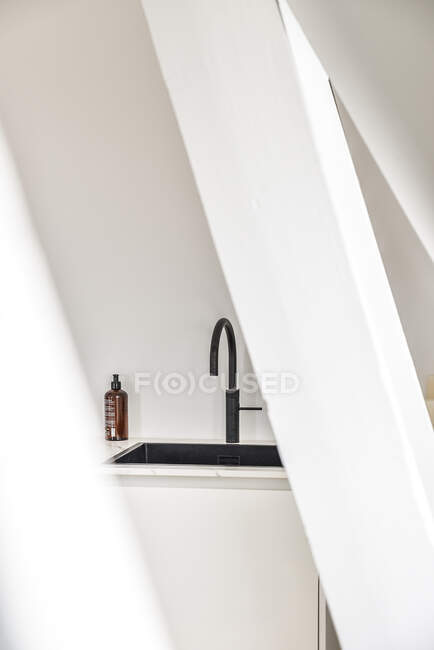 Design de interiores de pequena cozinha limpa na casa moderna — Fotografia de Stock