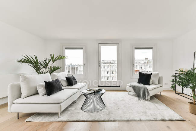 Luxury and beautiful living room interior design — Stock Photo