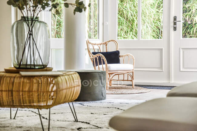 Vista da porta para uma sala de estar com mobiliário elegante — Fotografia de Stock