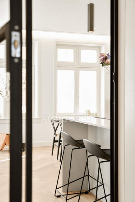 Vista dalla porta di una sala da pranzo con mobili alla moda — Foto stock