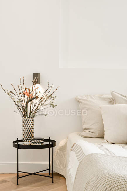 Innenraum eines gemütlichen und hellen Schlafzimmers mit schönen Pflanzen — Stockfoto
