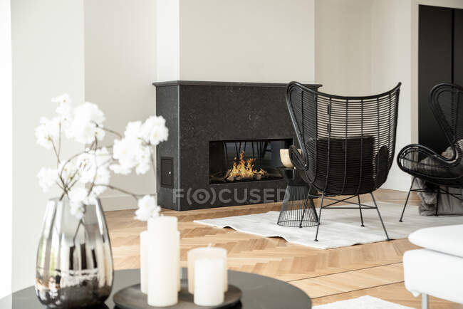 Ein gemütliches und geräumiges Wohnzimmer in einem Luxus-Haus — Stockfoto