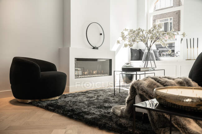 Interior of a spacious living room in a luxury house — Stock Photo
