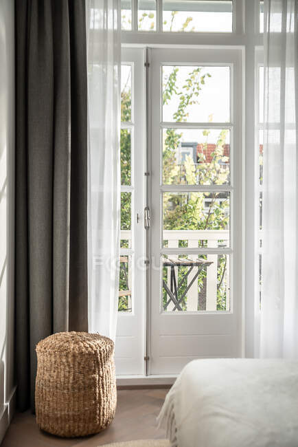 Interior design di luminoso e bellissimo soggiorno — Foto stock