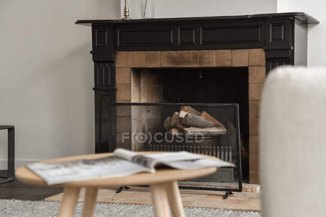 Stylish fireplace in a spacious living room — Stock Photo