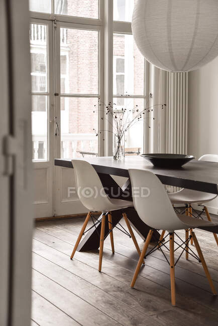 Современная столовая в роскошном доме с индивидуальным дизайном — стоковое фото