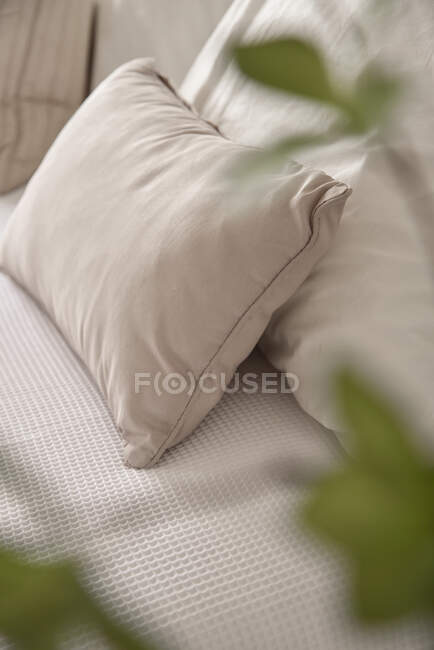 Nahaufnahme von weichen Kissen auf sauberem Bett — Stockfoto