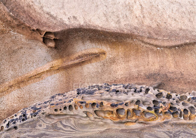 Fond abstrait de surface rugueuse de roche brune avec une texture et des trous inégaux — Photo de stock
