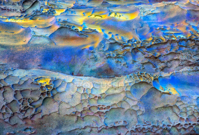 Текстурированный фон из твердой скалистой поверхности со слоями синего и коричневого цветов — стоковое фото