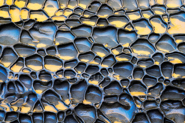 Fond texturé rugueux de roches sédimentaires de couleurs bleues et jaunes avec une surface inégale — Photo de stock