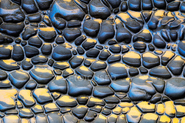 Sfondo ruvido strutturato di roccia sedimentaria di colori blu e giallo con superficie irregolare — Foto stock