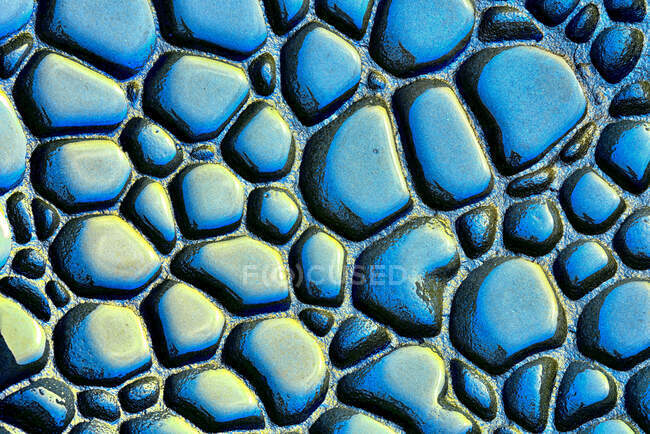 Grob strukturierter Hintergrund von Gesteinssedimenten blauer und gelber Farben mit unebener Oberfläche — Stockfoto