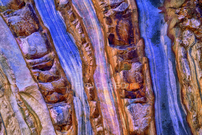 Грубий текстурований фон гірських осадових порід синьо-рожевих кольорів з нерівною поверхнею — стокове фото