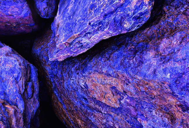 Abstrakte strukturierte Hintergrund von ungleichmäßigen Steinen von leuchtend blauer Farbe zusammen in der Natur gestapelt — Stockfoto