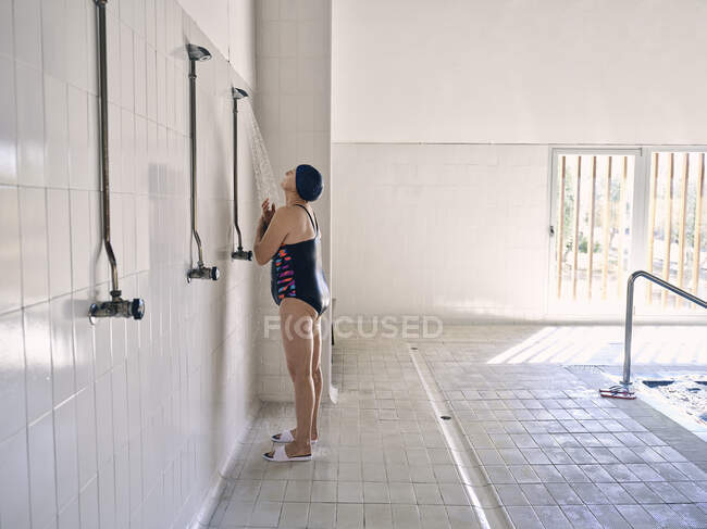 Зріла жінка в купальниках стоїть в басейні перед тренуванням водної аеробіки — стокове фото