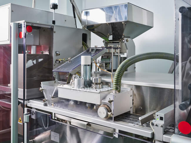 Сучасна металева фармацевтична машина для виробництва пігулок, встановлених на виробництві лабораторії. — стокове фото
