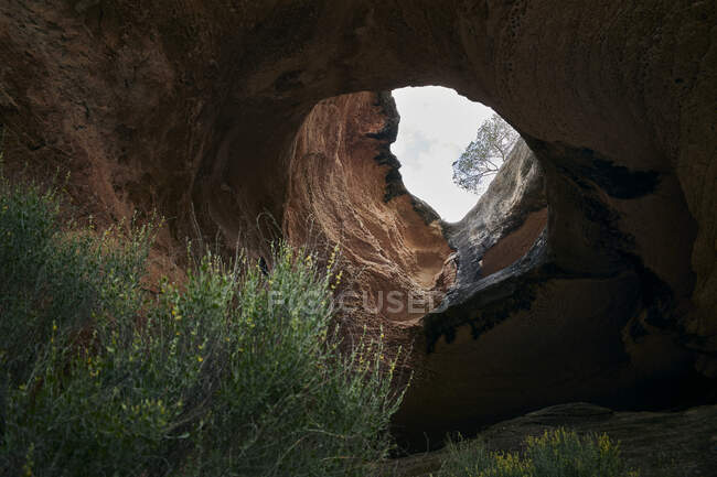 Desde abajo de la increíble vista de la cueva en el rocoso Monte Arabi en Murcia - foto de stock