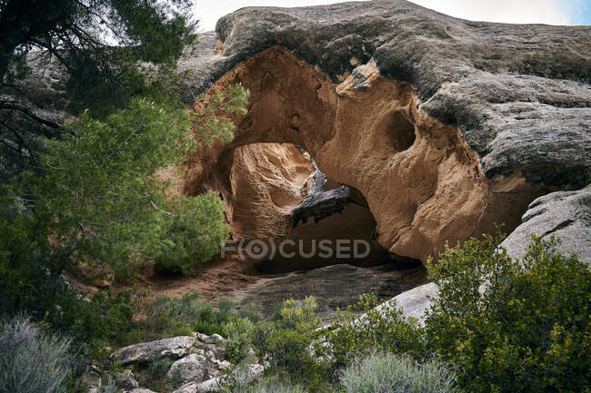 Erstaunlicher Blick auf die Höhle im felsigen Berg Arabi in Murcia — Stockfoto