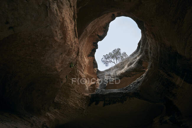 Von unten ein atemberaubender Blick auf die Höhle im felsigen Berg Arabi in Murcia — Stockfoto