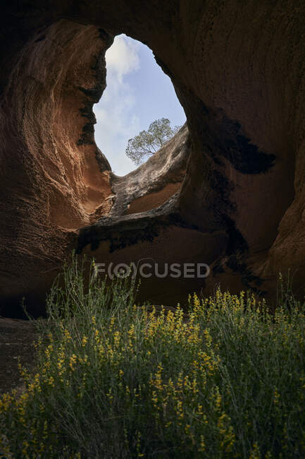 D'en bas de vue imprenable sur la grotte dans le mont Arabi rocheux à Murcie — Photo de stock