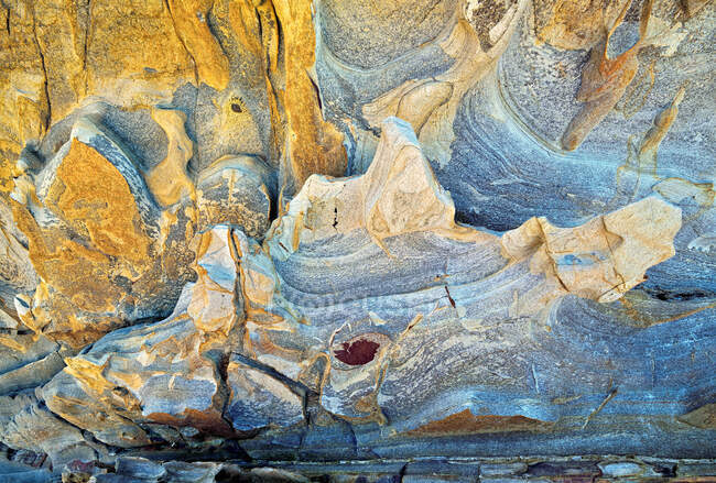Pareidolia figurativa de una cabeza de dragón sobre la roca de un acantilado - foto de stock