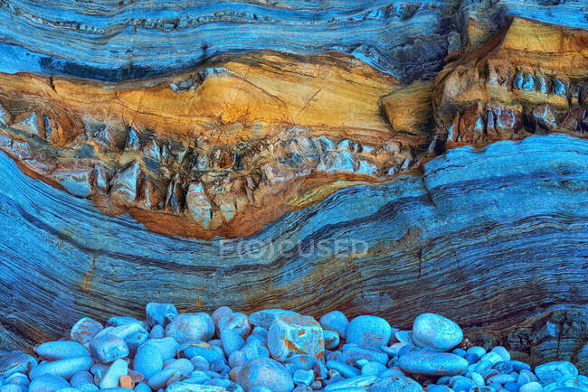 Sfondo strutturato di superficie rocciosa solida con strati di colori blu e marrone — Foto stock