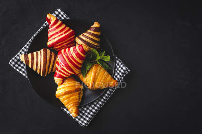 Von oben von verschiedenen süßen Croissants, die im Korb auf dem Tisch zum Frühstück serviert werden — Stockfoto