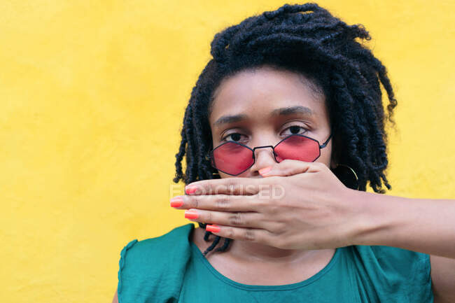 Portrait de jeune femme cool portant des lunettes de soleil rouges — Photo de stock