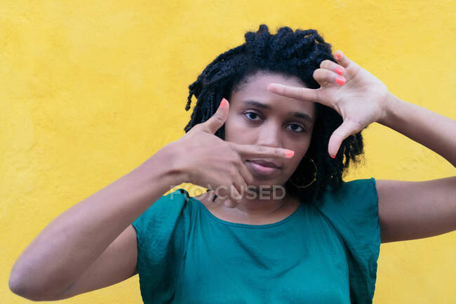 Mujer afroamericana con peinado afro en la ciudad - foto de stock