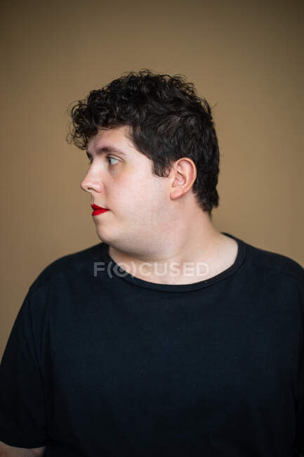 Feminino com sobrepeso masculino com lábios vermelhos representando conceito de masculinidade alternativa e comunidade queer — Fotografia de Stock