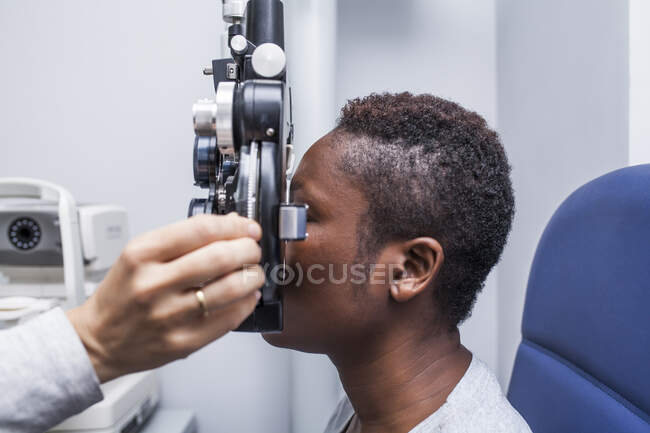 Optométriste ajustant l 