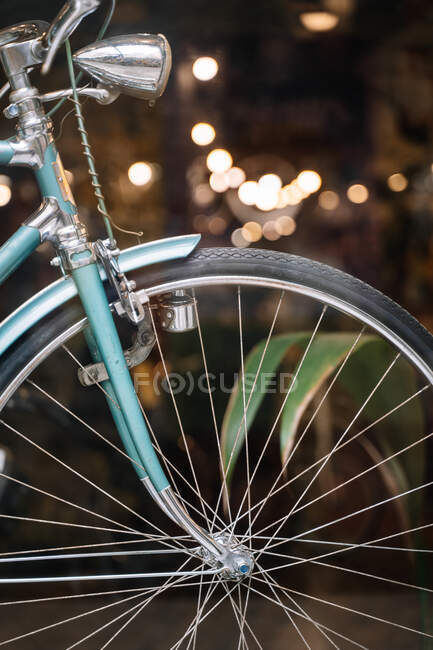 Detail des in der schäbigen Werkstatt des Reparaturdienstes geparkten Retro-Fahrrads — Stockfoto