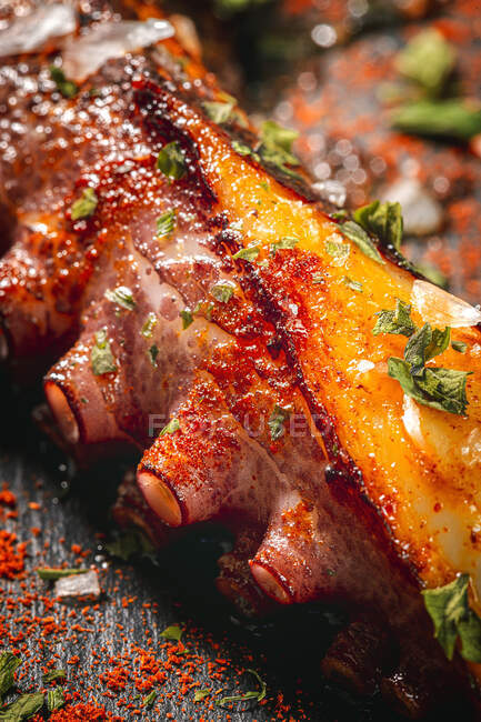 Von oben köstliche gegrillte Krake Tentakel serviert mit Gewürzen auf Holzbrett — Stockfoto