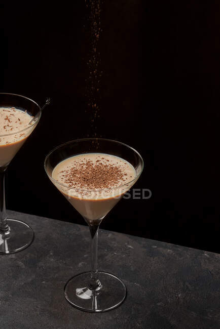 З верху смачного десертного коктейлю на основі бренді, прикрашеного порошком какао, подається на прилавках у барі. — стокове фото